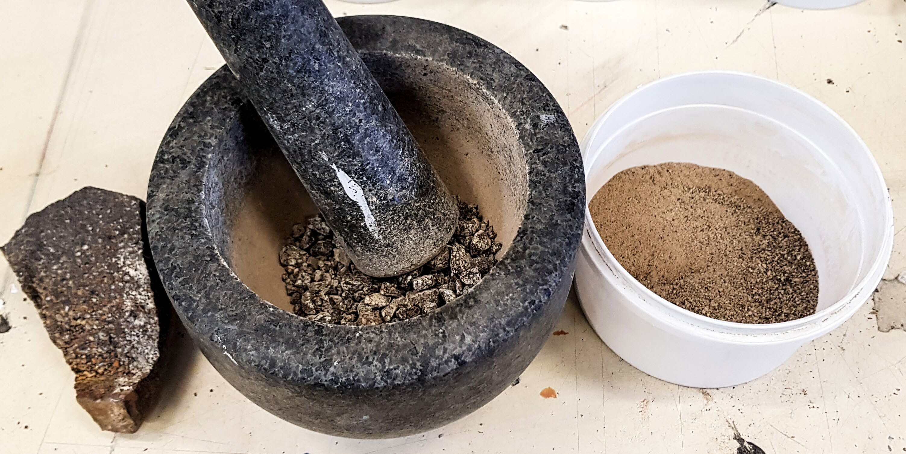 Gemörsertes Knochenmaterial.