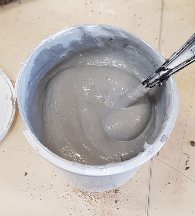 Knochenpulver, das mit grauer Druckfarbe vermischt wurde.